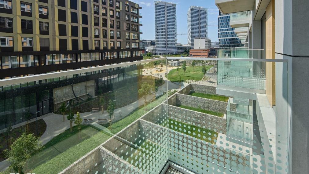 Neibrs | 3 izb byt Metropolis, centrum, chladenie, 2x balkón, parking