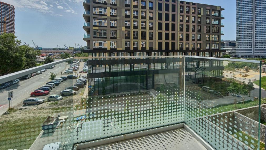 Neibrs | 3 izb byt Metropolis, centrum, chladenie, 2x balkón, parking