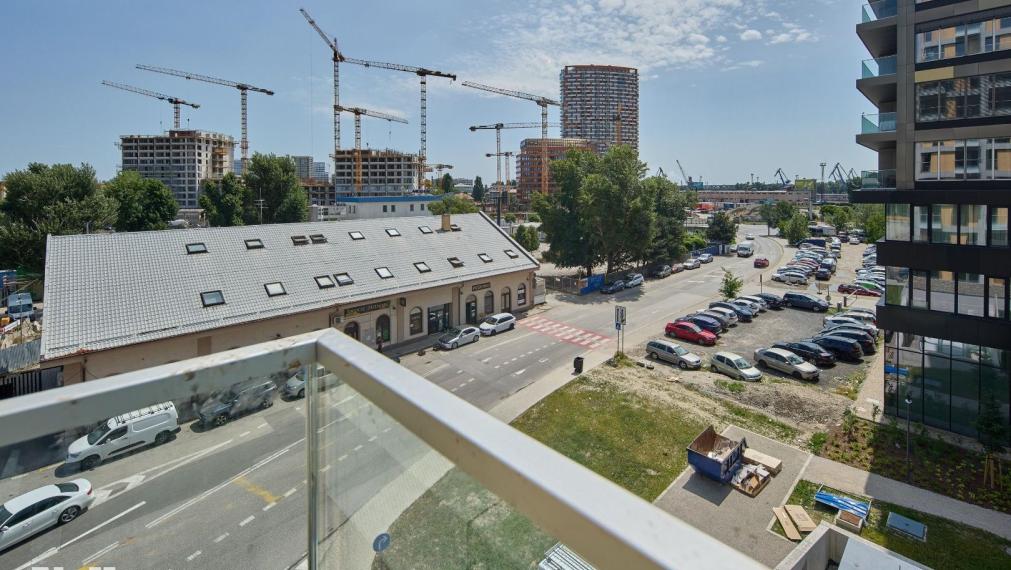 Neibrs | 3 izb byt Metropolis, centrum, chladenie, 2x balkón, parking
