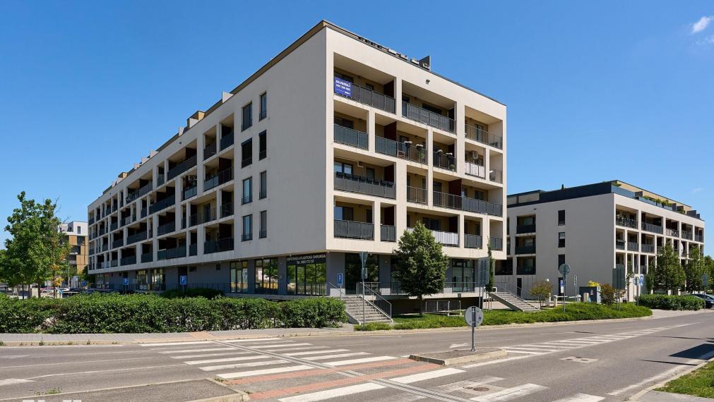 Neibrs | 3 izbový byt s balkónom (8m2) a parkovacím miestom