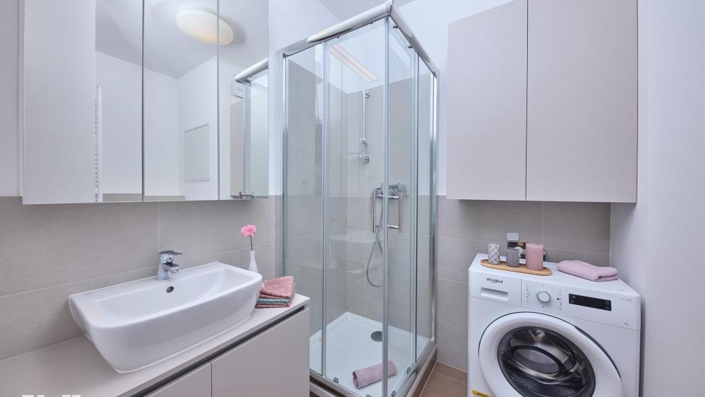 Neibrs | Slnečnice Mesto- 1 izb. byt s oddelenou spálňou a balkónom