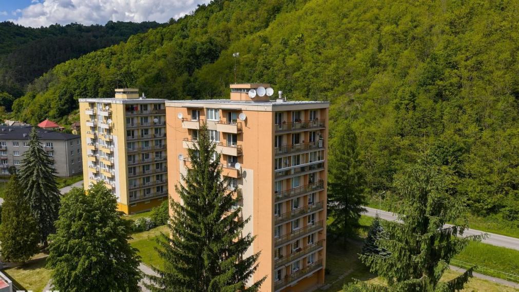 Neibrs | predaj (4) izbový veľkometrážny byt v obci Hodruša - Hámre okres Žarnovica