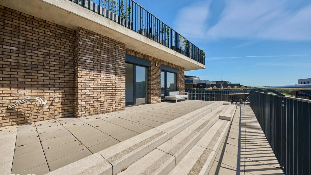 Neibrs | 4-izbový byt s veľkorysou terasou (63 m²) a dvoma parkovacími garážovými miestami 