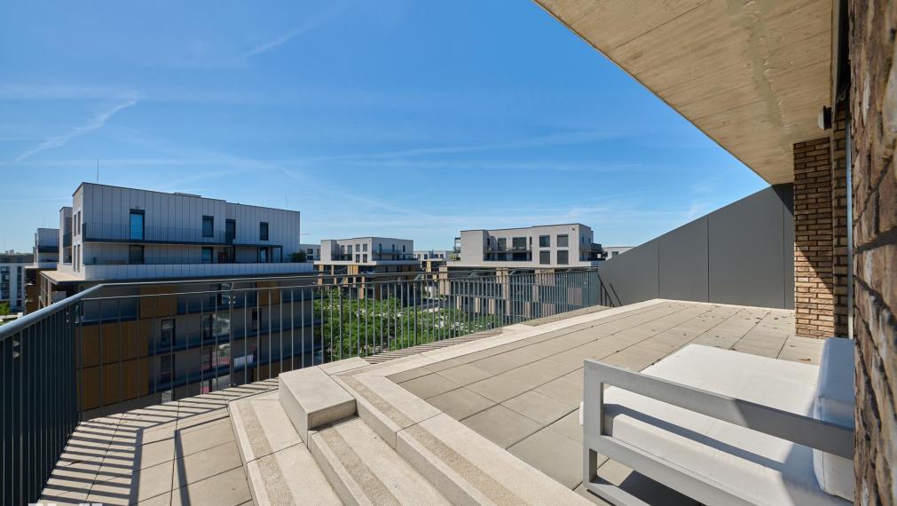 Neibrs | 4-izbový byt s veľkorysou terasou (63 m²) a dvoma parkovacími garážovými miestami 