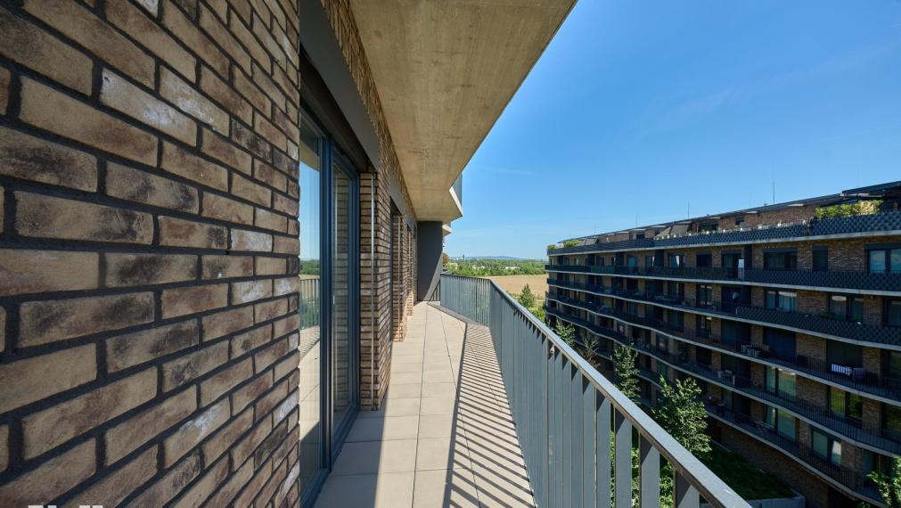 Neibrs | 4-izbový byt s veľkorysou terasou (63 m²) a dvoma parkovacími garážovými miestami 