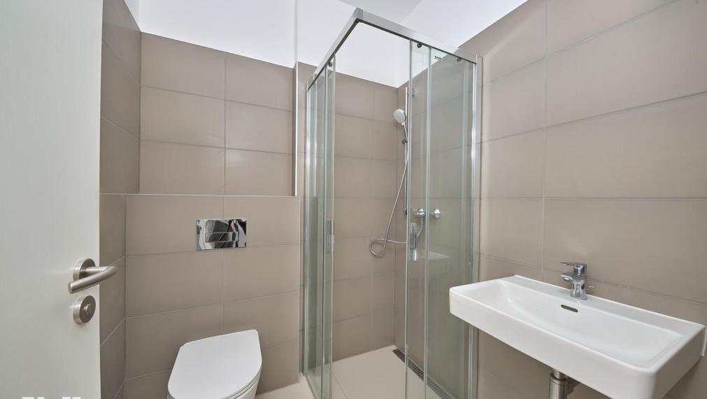 Neibrs | 4-izbový byt s veľkorysou terasou (63 m²) a dvoma parkovacími garážovými miestami 