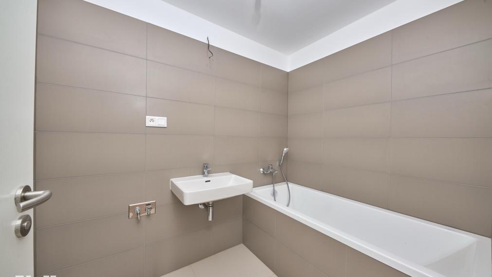 Neibrs | 4-izbový byt s veľkorysou terasou (63 m²) a dvoma parkovacími garážovými miestami 