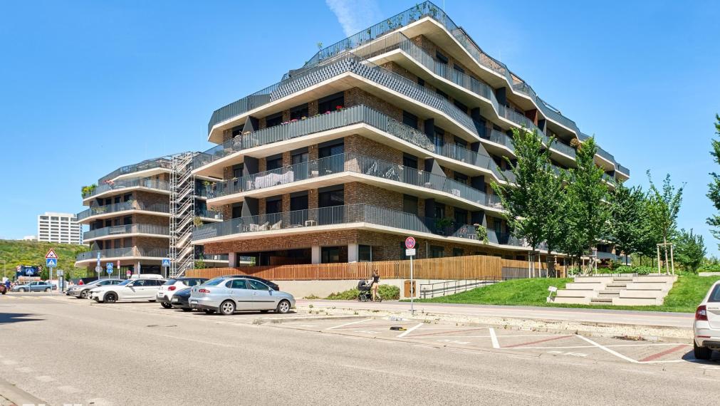 Neibrs | 4-izbový byt s veľkorysou terasou (63 m²) a dvoma parkovacími garážovými miestami 