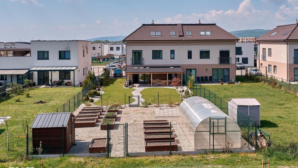 Neibrs | Zariadený 3 izb. byt so záhradou 557 m2, 2 vlastné parkovacie miesta, krytá terasa, záhradný domček