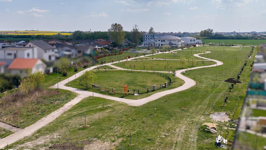Neibrs | Zariadený 3 izb. byt so záhradou 557 m2, 2 vlastné parkovacie miesta, krytá terasa, záhradný domček
