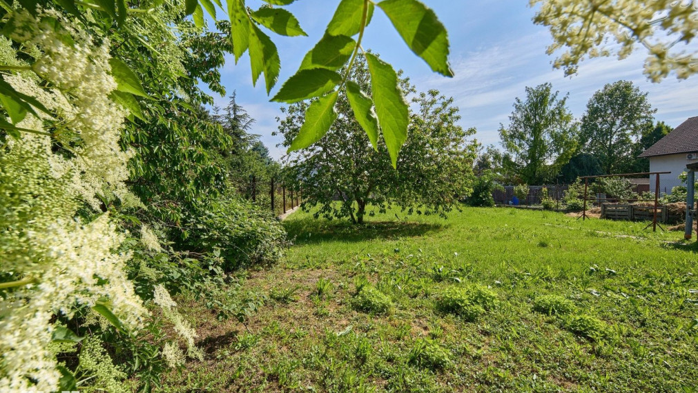 Neibrs | Rodinný dom s prístavbou, garážou a samostatnou bytovou jednotkou, pozemok 1115 m2