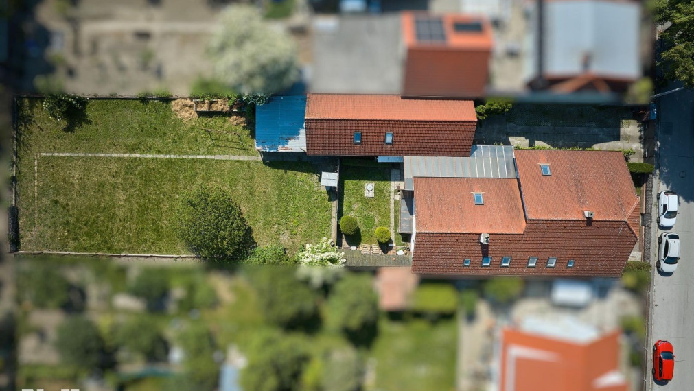 Neibrs | Rodinný dom s prístavbou, garážou a samostatnou bytovou jednotkou, pozemok 1115 m2