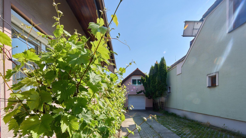 Neibrs | Rodinný dom s prístavbou, garážou a samostatnou bytovou jednotkou, pozemok 1115 m2
