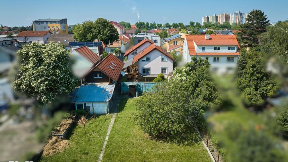 Neibrs | Rodinný dom s prístavbou, garážou a samostatnou bytovou jednotkou, pozemok 1115 m2