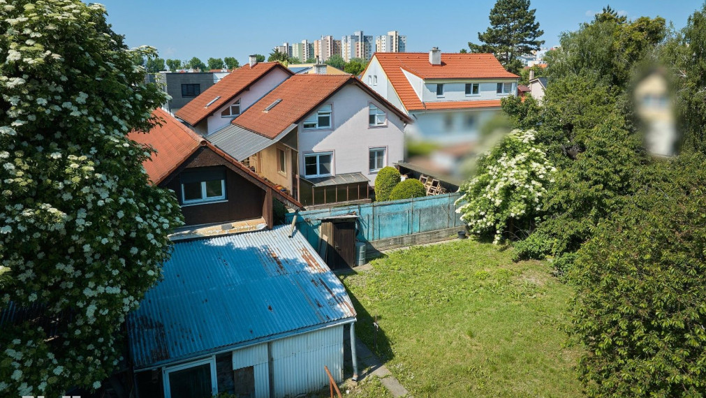 Neibrs | Rodinný dom s prístavbou, garážou a samostatnou bytovou jednotkou, pozemok 1115 m2