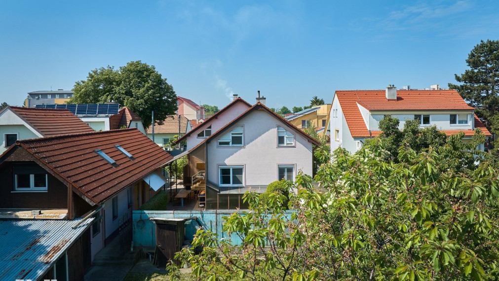 Neibrs | Rodinný dom s prístavbou, garážou a samostatnou bytovou jednotkou, pozemok 1115 m2