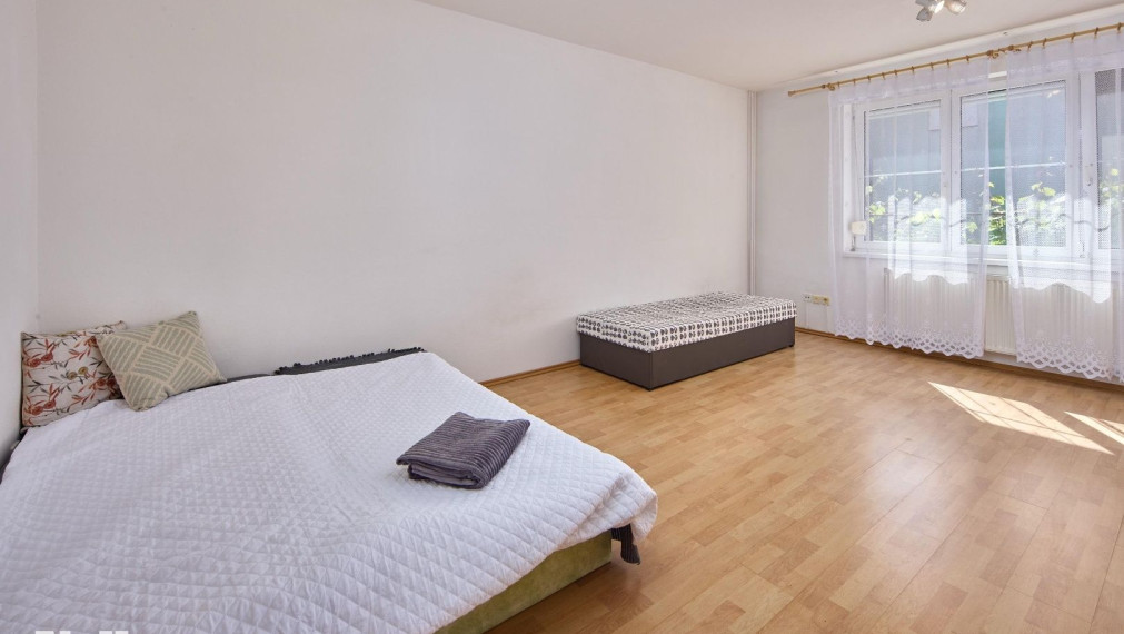 Neibrs | Rodinný dom s prístavbou, garážou a samostatnou bytovou jednotkou, pozemok 1115 m2