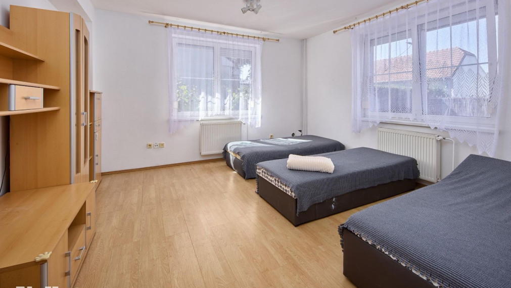 Neibrs | Rodinný dom s prístavbou, garážou a samostatnou bytovou jednotkou, pozemok 1115 m2