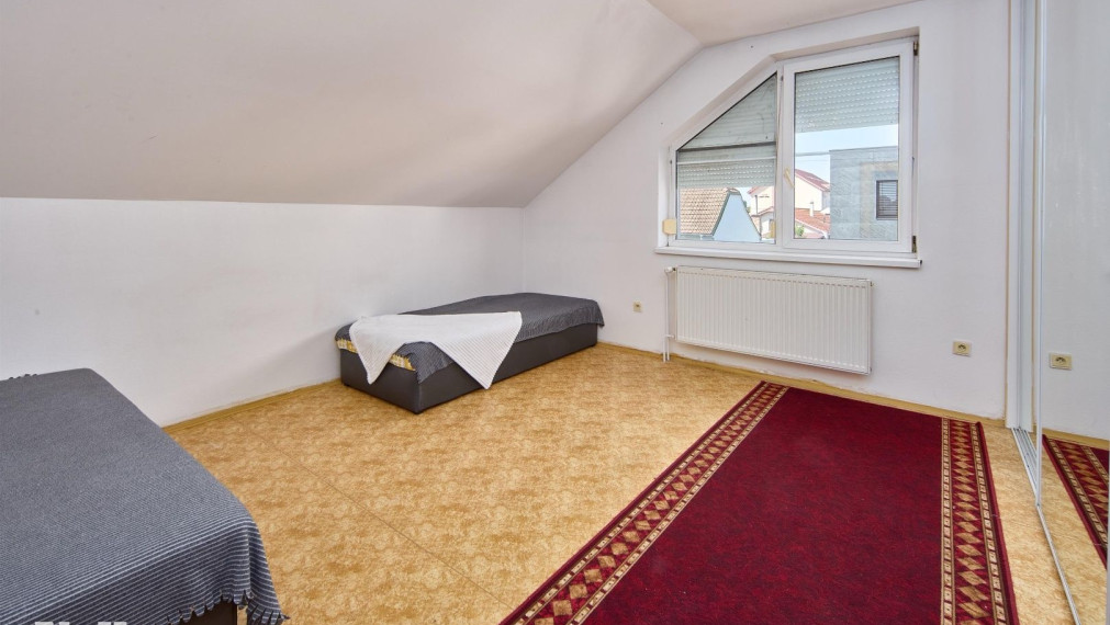 Neibrs | Rodinný dom s prístavbou, garážou a samostatnou bytovou jednotkou, pozemok 1115 m2