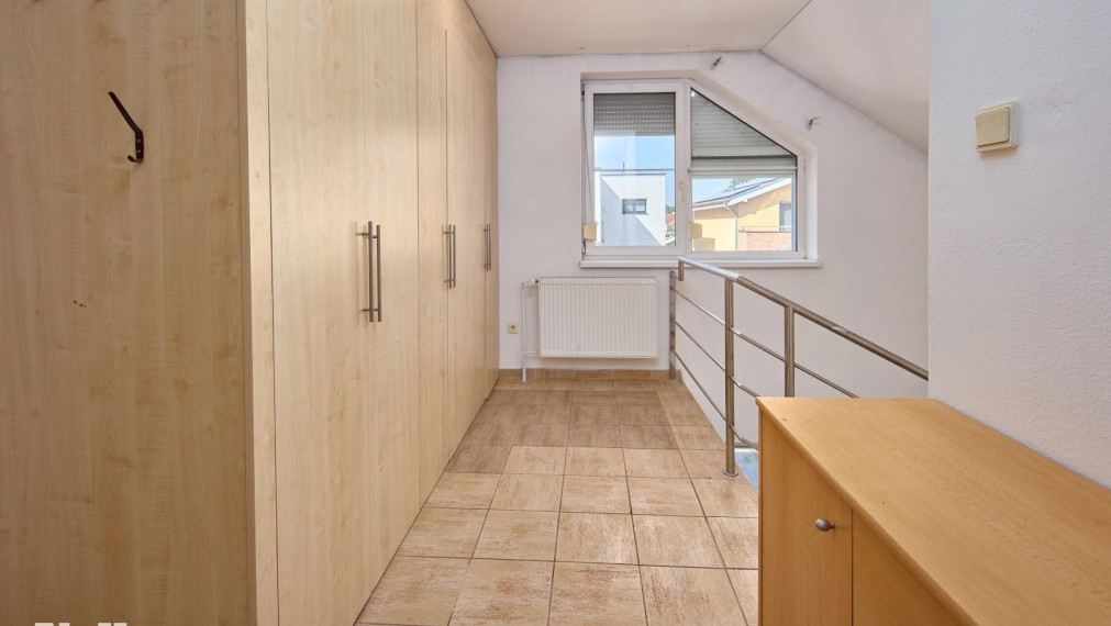 Neibrs | Rodinný dom s prístavbou, garážou a samostatnou bytovou jednotkou, pozemok 1115 m2