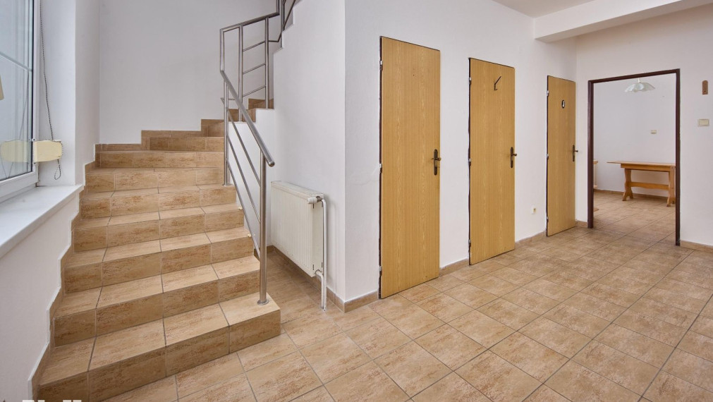 Neibrs | Rodinný dom s prístavbou, garážou a samostatnou bytovou jednotkou, pozemok 1115 m2