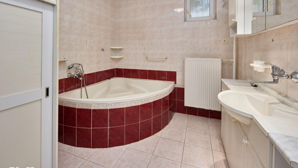 Neibrs | Rodinný dom s prístavbou, garážou a samostatnou bytovou jednotkou, pozemok 1115 m2