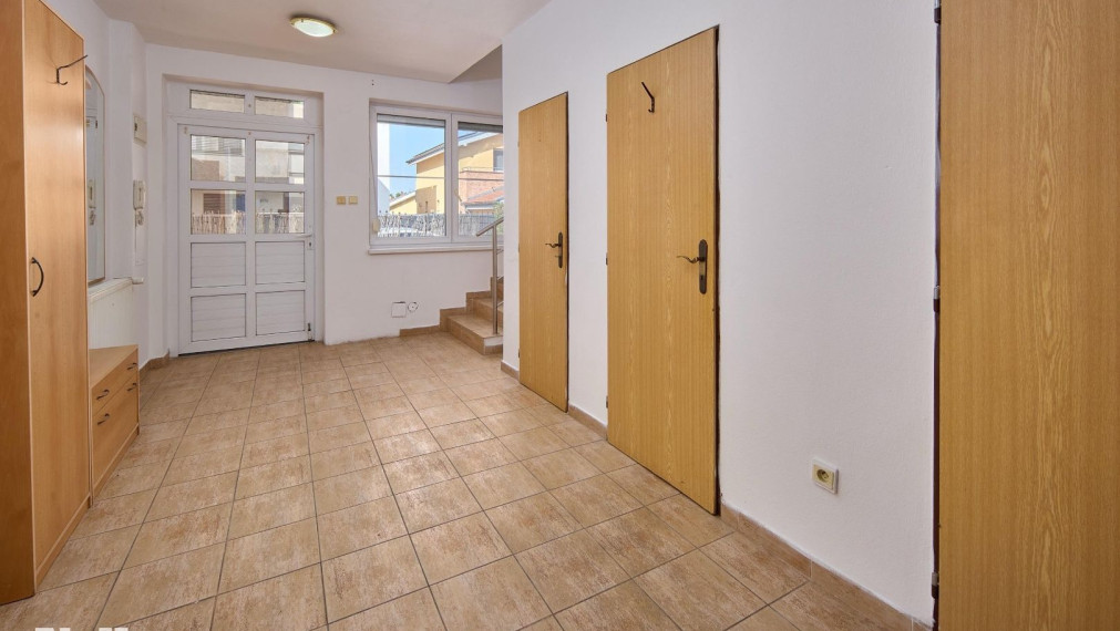 Neibrs | Rodinný dom s prístavbou, garážou a samostatnou bytovou jednotkou, pozemok 1115 m2