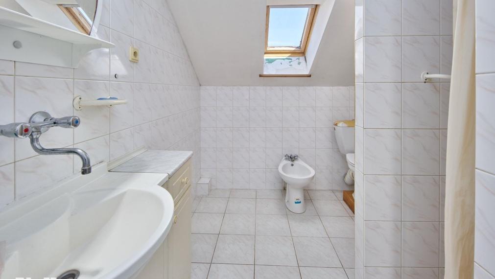 Neibrs | Rodinný dom s prístavbou, garážou a samostatnou bytovou jednotkou, pozemok 1115 m2