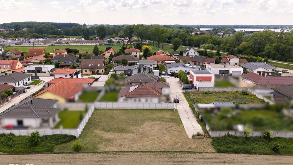 Neibrs | Hamuliakovo- Pozemok pre samostatný RD alebo Dvojdom, všetky IS