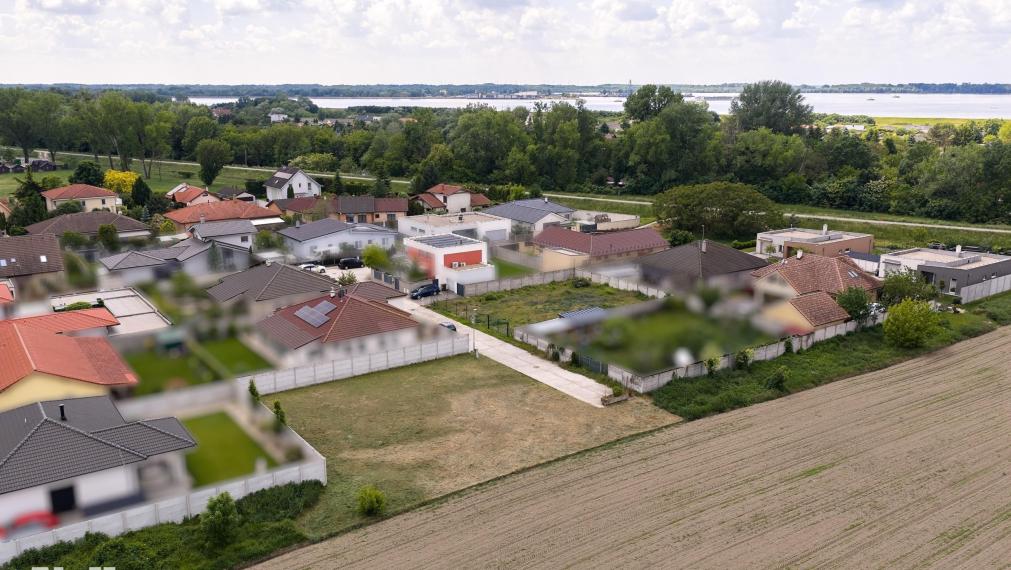 Neibrs | Hamuliakovo- Pozemok pre samostatný RD alebo Dvojdom, všetky IS