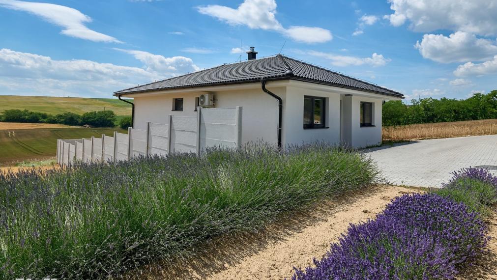 Neibrs | Moderný 4-izbový rodinný dom s veľkou terasou a panoramatickým výhľadom na prírodu – Pastuchov