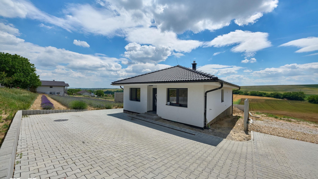 Neibrs | Moderný 4-izbový rodinný dom s veľkou terasou a panoramatickým výhľadom na prírodu – Pastuchov