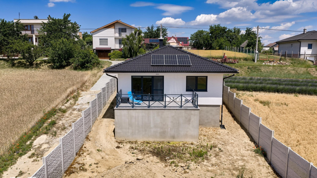 Neibrs | Moderný 4-izbový rodinný dom s veľkou terasou a panoramatickým výhľadom na prírodu – Pastuchov