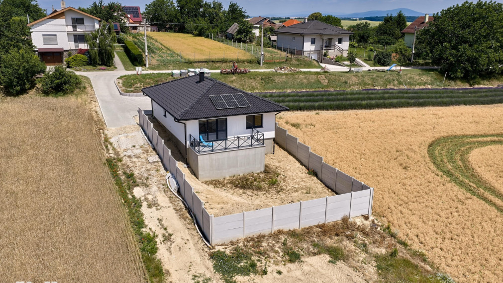 Neibrs | Moderný 4-izbový rodinný dom s veľkou terasou a panoramatickým výhľadom na prírodu – Pastuchov