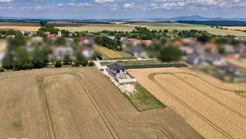 Neibrs | Moderný 4-izbový rodinný dom s veľkou terasou a panoramatickým výhľadom na prírodu – Pastuchov