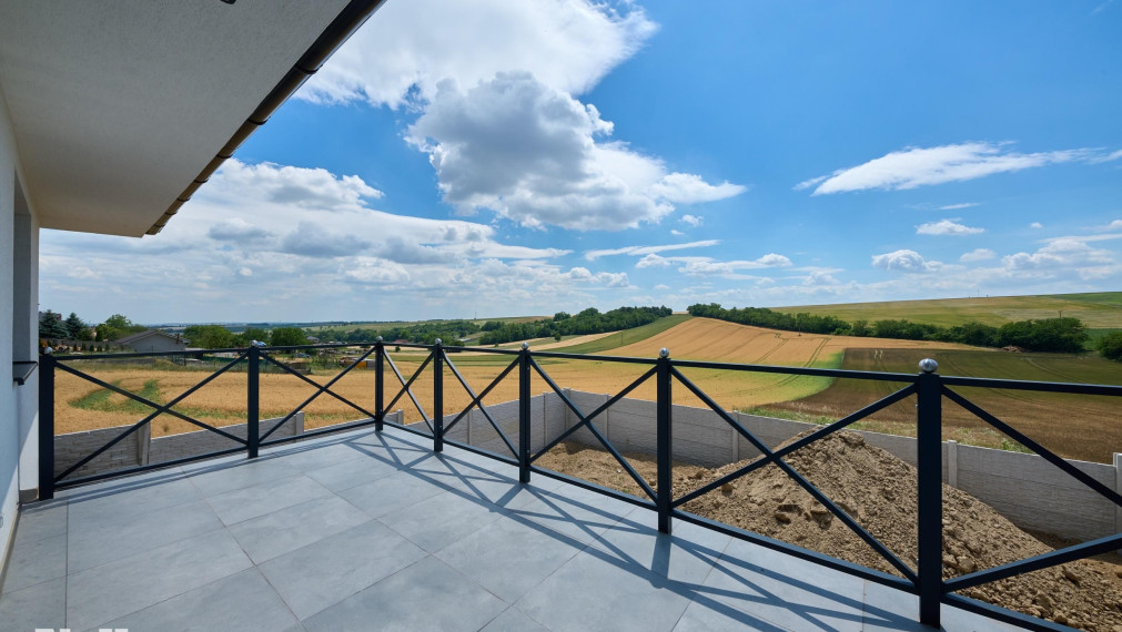 Neibrs | Moderný 4-izbový rodinný dom s veľkou terasou a panoramatickým výhľadom na prírodu – Pastuchov