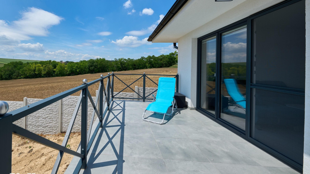 Neibrs | Moderný 4-izbový rodinný dom s veľkou terasou a panoramatickým výhľadom na prírodu – Pastuchov