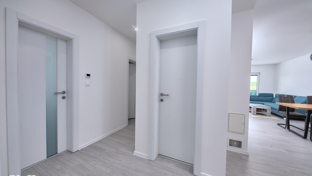 Neibrs | Moderný 4-izbový rodinný dom s veľkou terasou a panoramatickým výhľadom na prírodu – Pastuchov