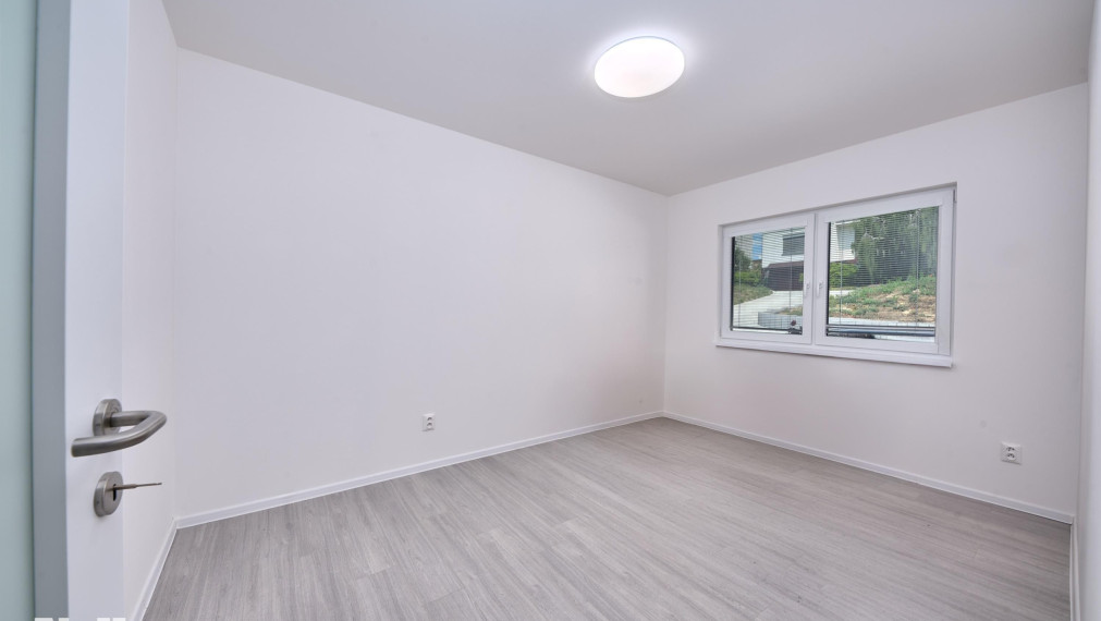 Neibrs | Moderný 4-izbový rodinný dom s veľkou terasou a panoramatickým výhľadom na prírodu – Pastuchov