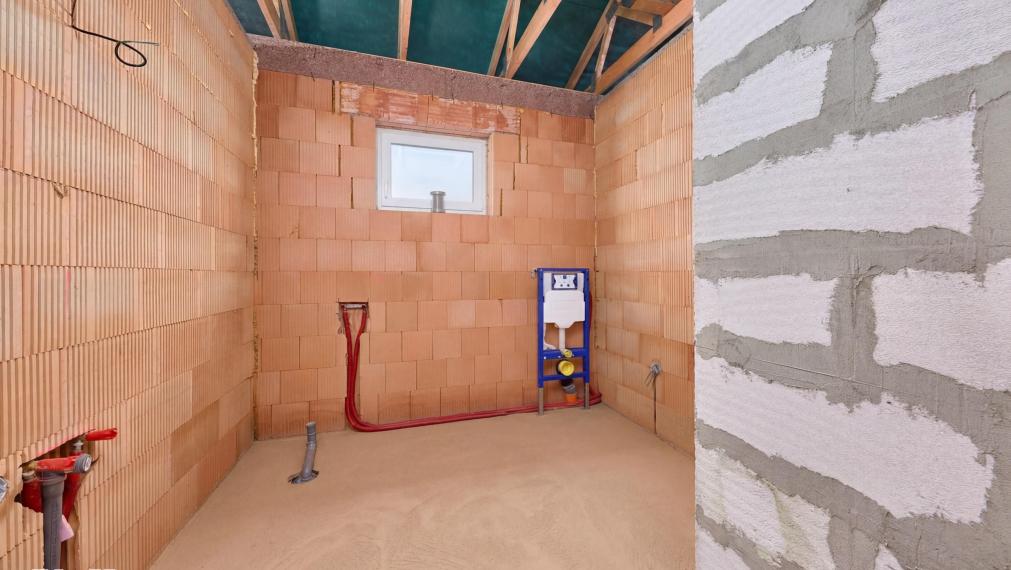 Neibrs | 4 izbový rodinný dom (bungalov) na Novej ulici – pokojná lokalita priamo v centre Šoporne