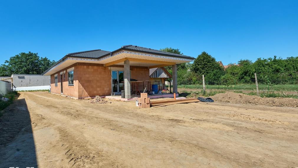 Neibrs | 4 izbový rodinný dom (bungalov) na Novej ulici – pokojná lokalita priamo v centre Šoporne