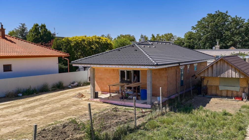 Neibrs | 4 izbový rodinný dom (bungalov) na Novej ulici – pokojná lokalita priamo v centre Šoporne