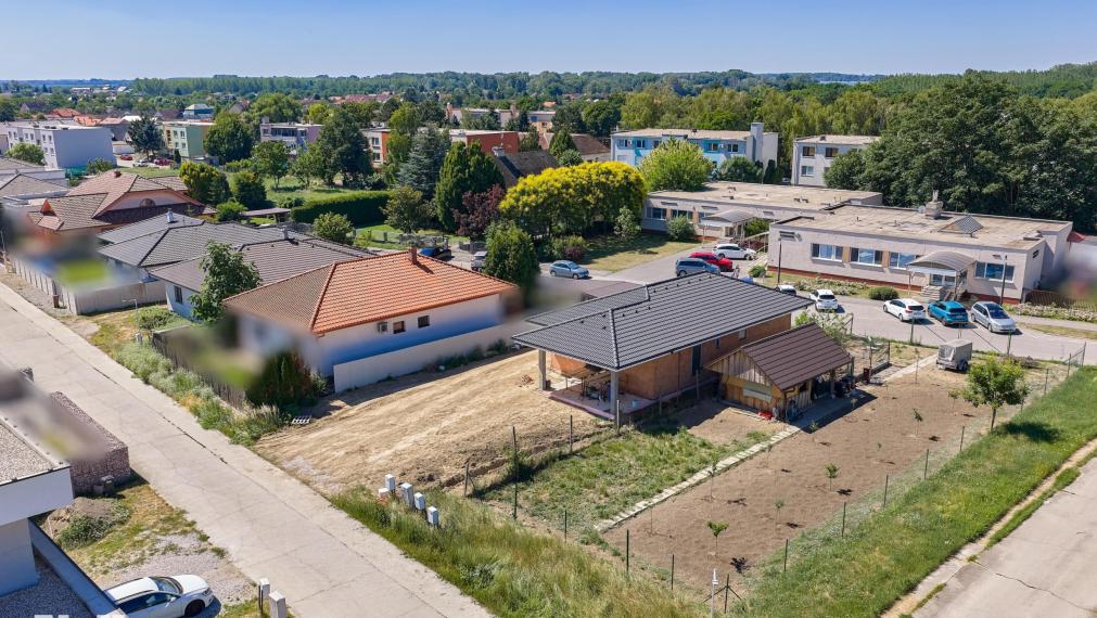 Neibrs | 4 izbový rodinný dom (bungalov) na Novej ulici – pokojná lokalita priamo v centre Šoporne