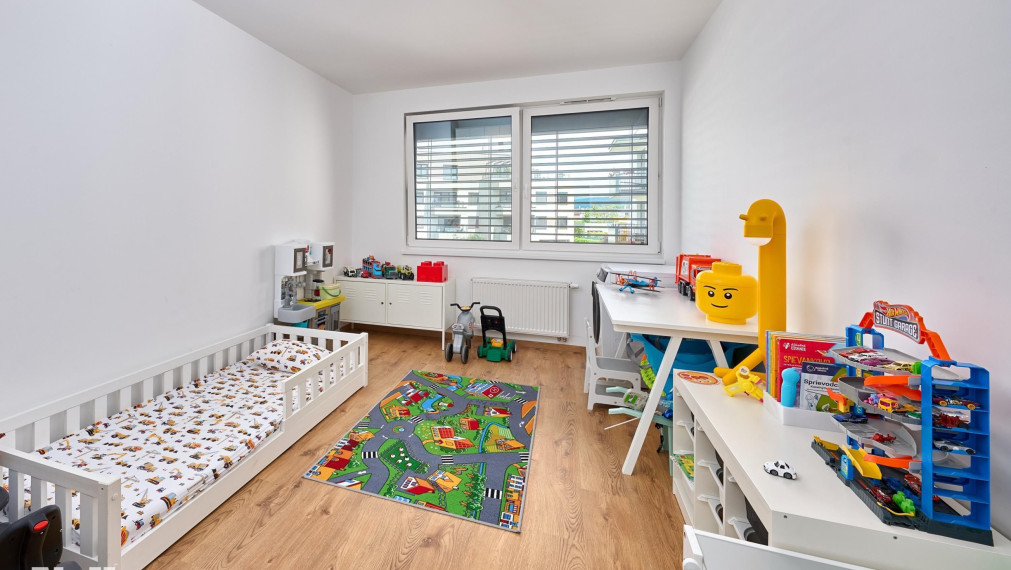 Neibrs | LIVANA- Priestranný 3 izb. byt s balkónom, 2x Parking v garáži