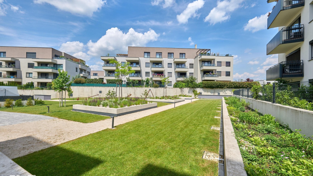 Neibrs | LIVANA- Priestranný 3 izb. byt s balkónom, 2x Parking v garáži