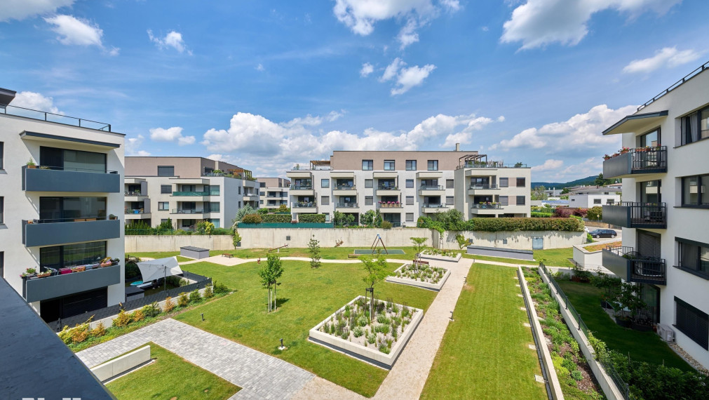 Neibrs | LIVANA- Priestranný 3 izb. byt s balkónom, 2x Parking v garáži