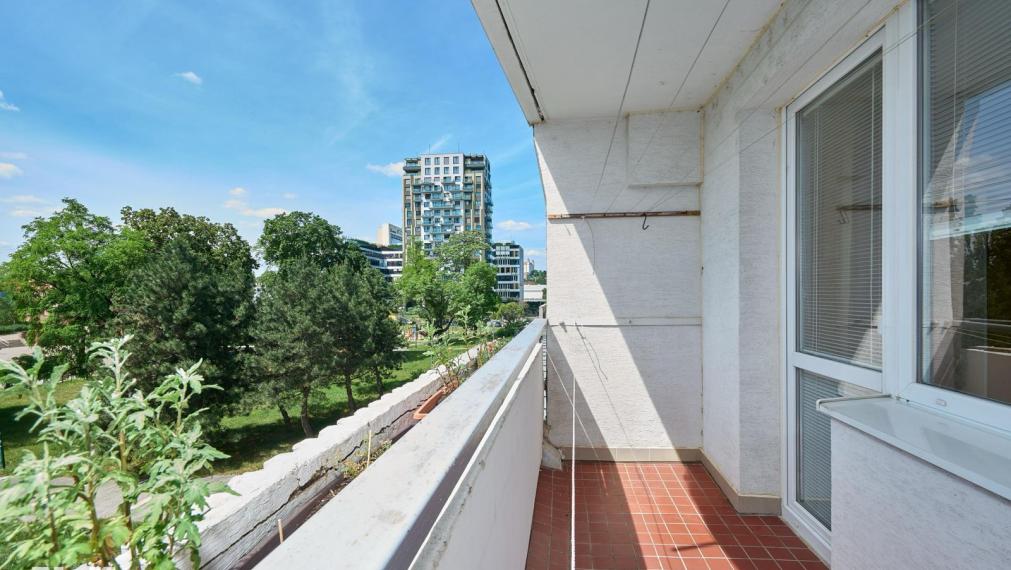 Neibrs | NOVOZREKONŠTRUOVANÁ DVOJGARSÓNKA DELUXE S LOGGIOU, NOBELOVO NÁMESTIE 