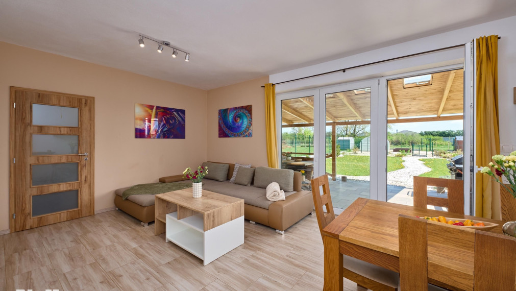 Neibrs | Zariadený 3izb.byt, 557 m2 pozemok, 2x parkovacie miesto