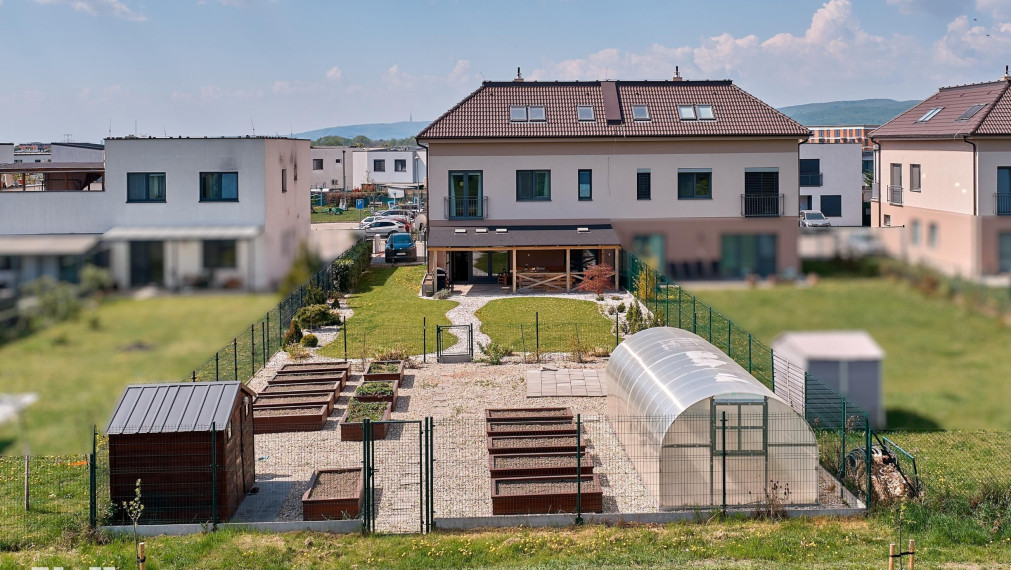 Neibrs | Zariadený 3izb.byt, 557 m2 pozemok, 2x parkovacie miesto