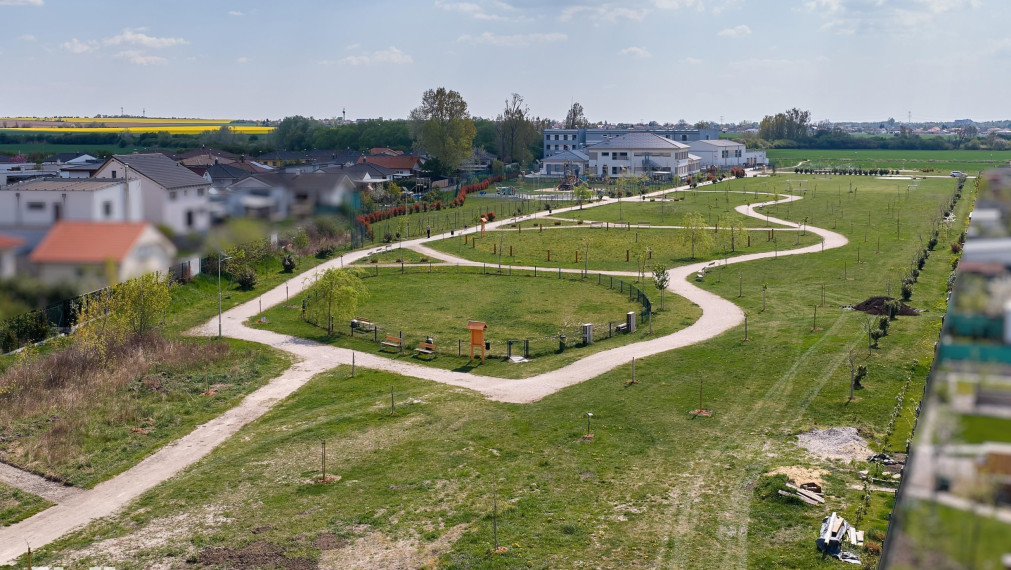 Neibrs | Zariadený 3izb.byt, 557 m2 pozemok, 2x parkovacie miesto